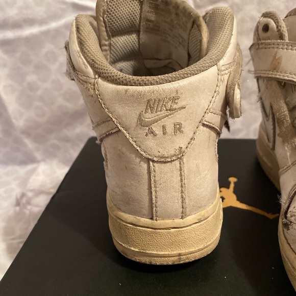 Boys Youth White HighTop Air Force 1s. - Picture 3 of 4